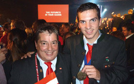 Goldmedaillen-Gewinner Matthias Moosbrugger mit seinem Trainer Johann Feldbacher von der BAUAkademie Salzburg.  